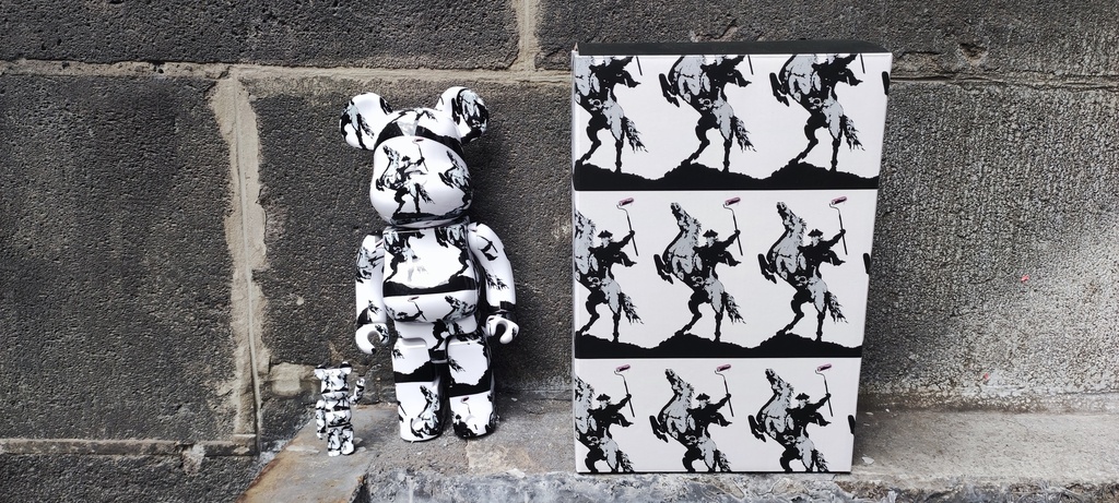 Bearbrick Banksy Highwayman 400% + 100%