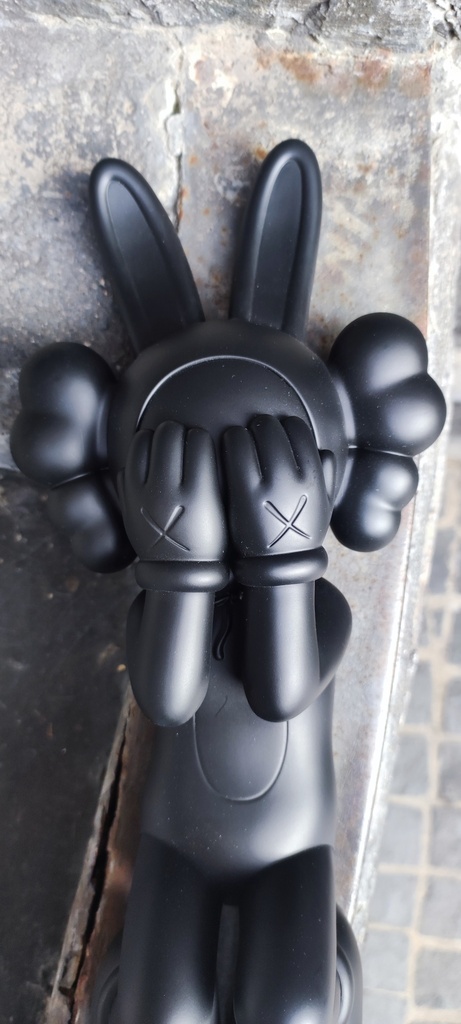 Kaws Holiday Indonesia (Black edition)